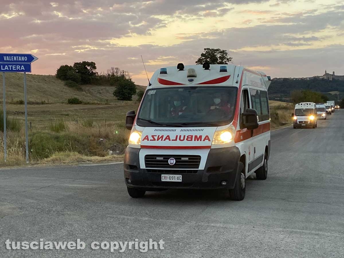 Rave - La polizia a Valentano per lo sgombero - L'autocolonna di ambulanze