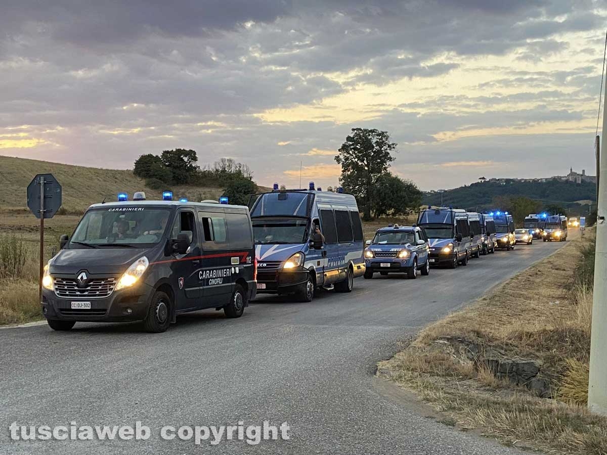 Rave - La polizia a Valentano per lo sgombero
