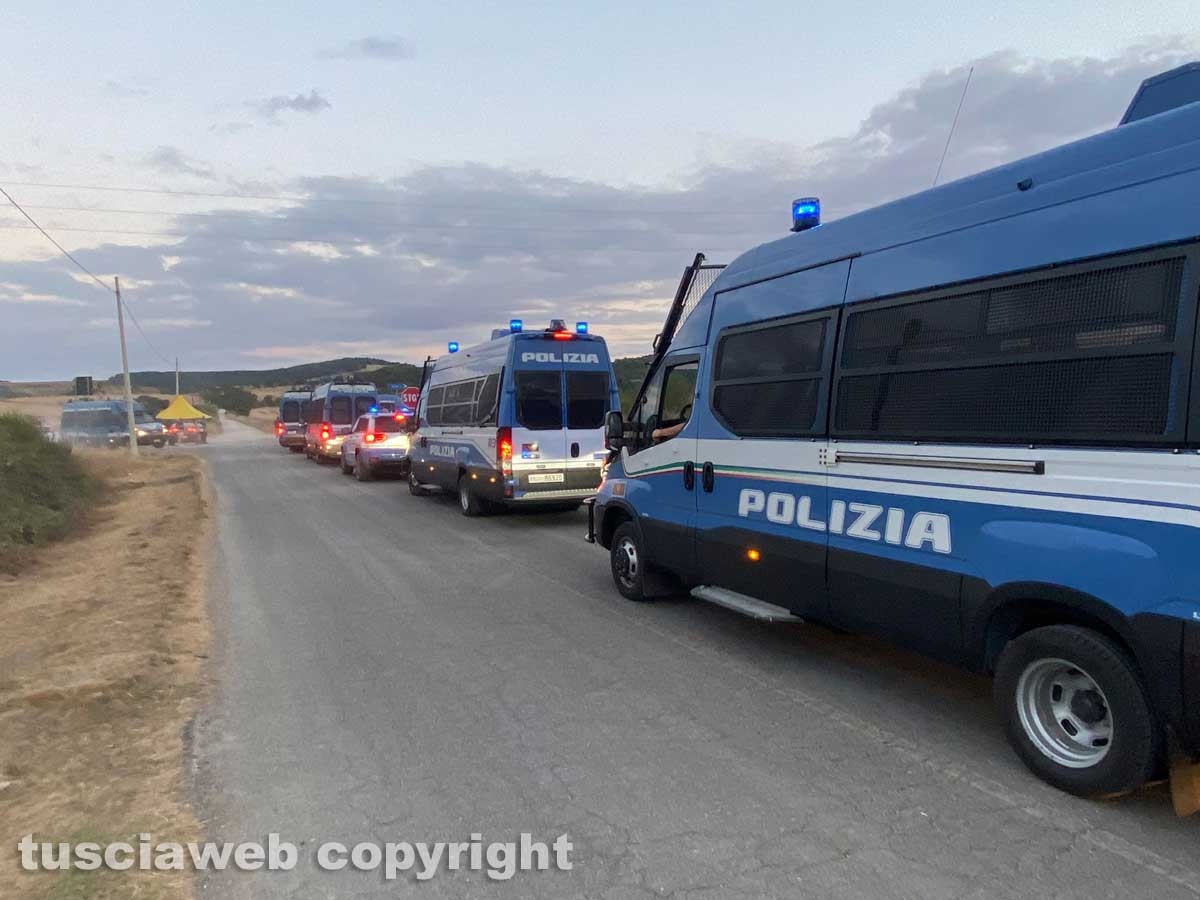 Rave - La polizia a Valentano per lo sgombero