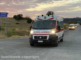 Rave - La polizia a Valentano per lo sgombero - L'autocolonna di ambulanze