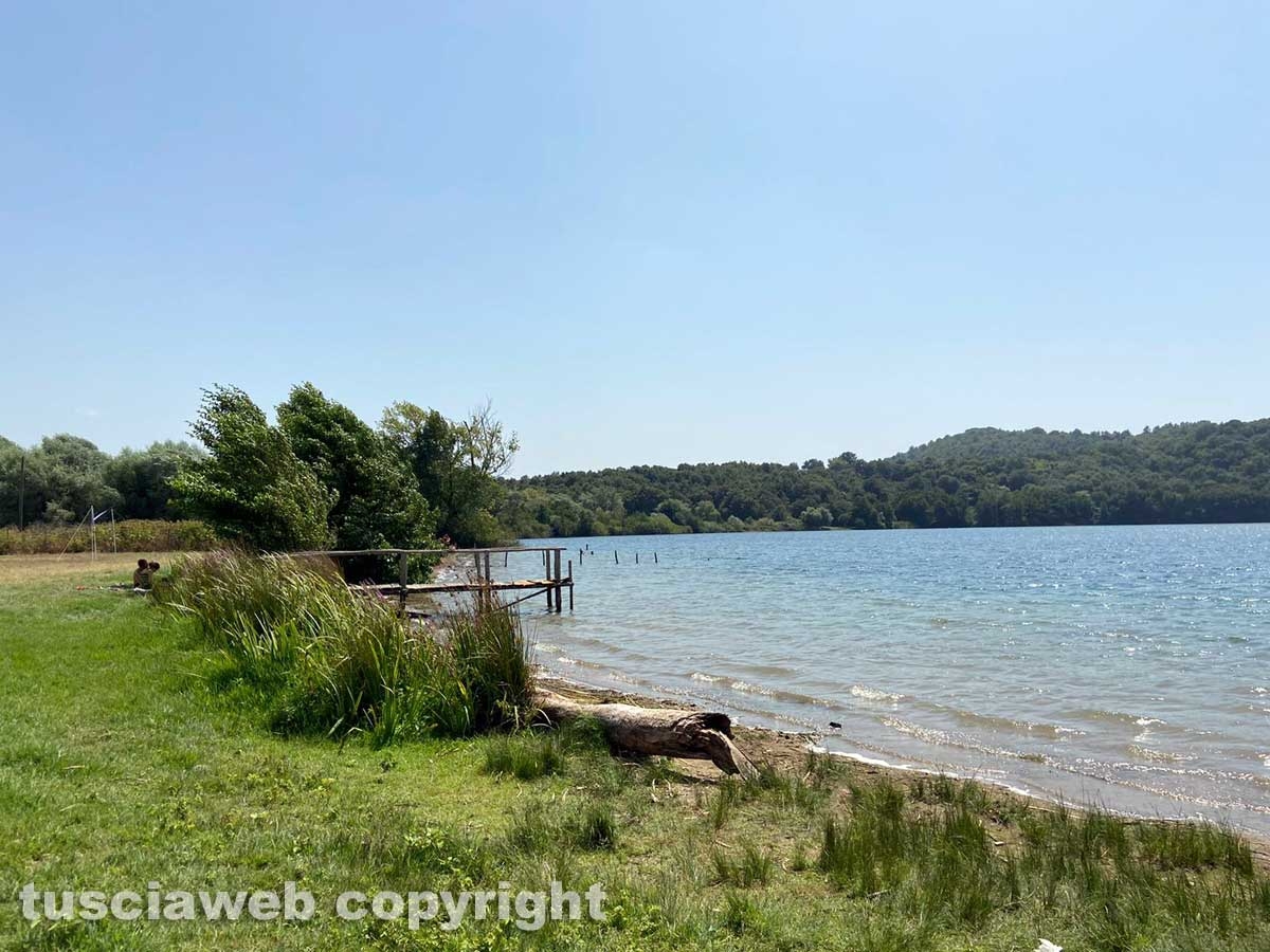 Rave party al lago di Mezzano, giovane muore in acqua