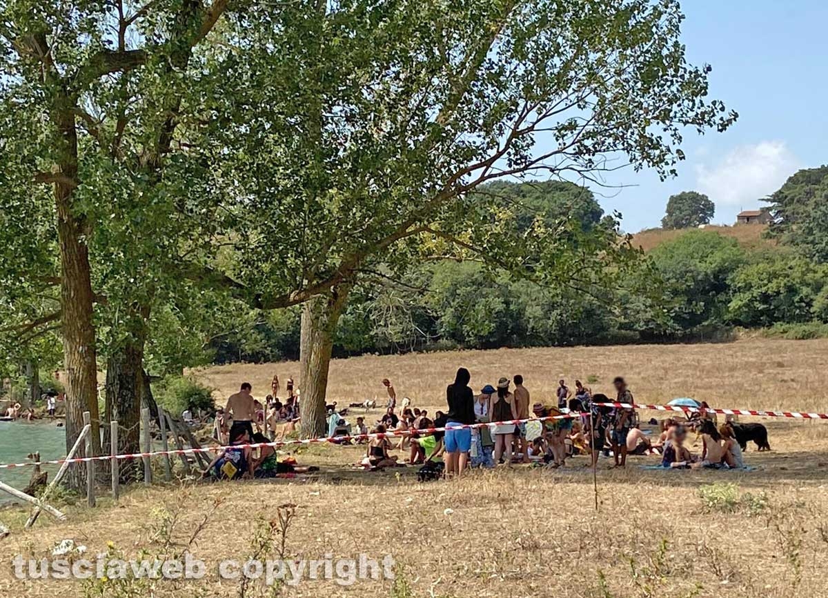 Rave party al lago di Mezzano, giovane muore in acqua