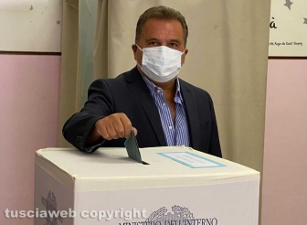Referendum 2020 - Enrico Panunzi mentre vota