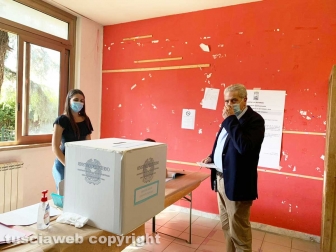 Referendum 2020 - Il sindaco Giovanni Arena mentre vota elezioni