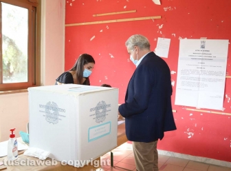 Referendum 2020 - Il sindaco Giovanni Arena mentre vota elezioni