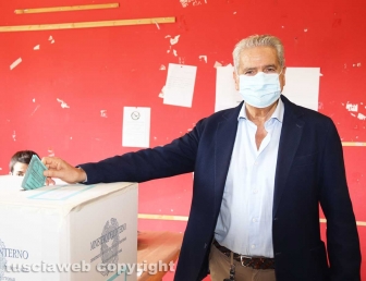 Referendum 2020 - Il sindaco Giovanni Arena mentre vota elezioni