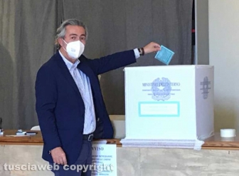 Referendum 2020 - Francesco Battistoni mentre vota