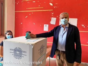 Referendum 2020 - Il sindaco Giovanni Arena mentre vota