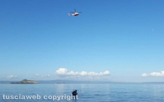 Lago di Bolsena - Le ricerche del disperso - I vigili del fuoco - L'elicottero