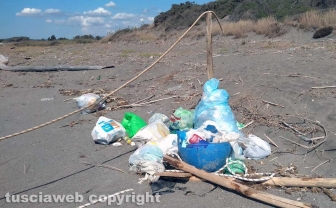 Rifiuti sulla spiaggia di Pescia Romana