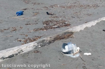 Rifiuti sulla spiaggia di Pescia Romana