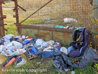 Rifiuti abbandonati tra Orte e Vasanello