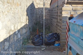 Tarquinia - Rifiuti nel parcheggio di San Francesco