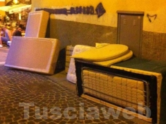 I rifiuti in via Orologio vecchio