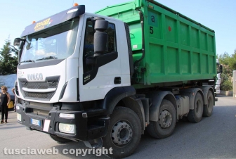 Viterbo - Un camion di fronte alla discarica