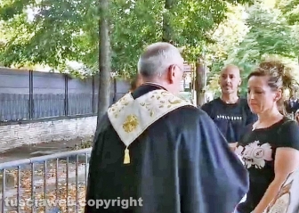 Don Massimiliano Balsi nel luogo dell'incidente in cui ha perso la vita Leonardo Cristiani - L'abbraccio con i genitori