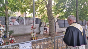 Don Massimiliano Balsi in preghiera nel luogo dell'incidente in cui ha perso la vita Leonardo Cristiani