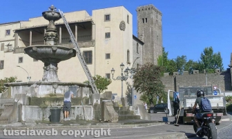 Viterbo - Ripulita la fontana del Vignola a piazza della Rocca