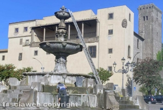 Viterbo - Ripulita la fontana del Vignola a piazza della Rocca