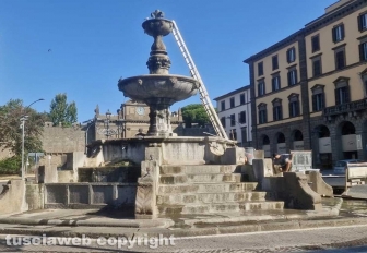Viterbo - Ripulita la fontana del Vignola a piazza della Rocca