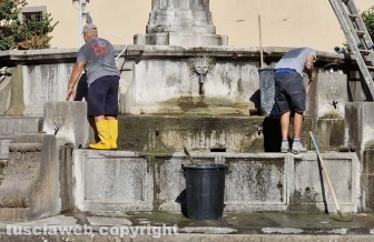 Viterbo - Ripulita la fontana del Vignola a piazza della Rocca