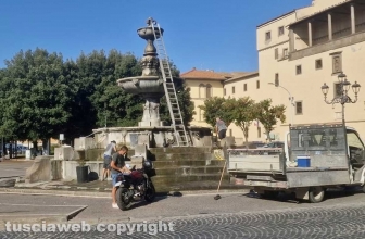 Viterbo - Ripulita la fontana del Vignola a piazza della Rocca
