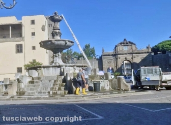 Viterbo - Ripulita la fontana del Vignola a piazza della Rocca