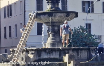 Viterbo - Ripulita la fontana del Vignola a piazza della Rocca