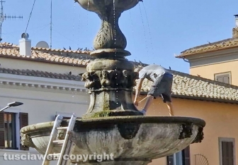 Viterbo - Ripulita la fontana del Vignola a piazza della Rocca