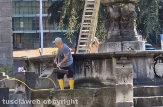 Viterbo - Ripulita la fontana del Vignola a piazza della Rocca