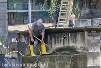Viterbo - Ripulita la fontana del Vignola a piazza della Rocca