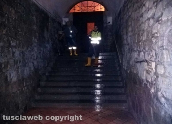 Ripulita la scritta acab dalla chiesa della madonna dell'arco