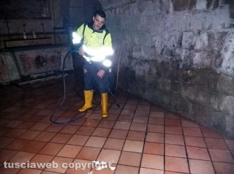 Ripulita la scritta acab dalla chiesa della madonna dell'arco