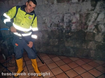 Ripulita la scritta acab dalla chiesa della madonna dell'arco
