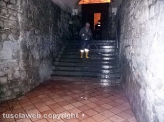 Ripulita la scritta acab dalla chiesa della madonna dell'arco