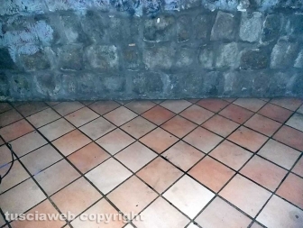 Ripulita la scritta acab dalla chiesa della madonna dell'arco