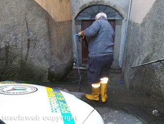 Ripulita la scritta acab dalla chiesa della madonna dell'arco