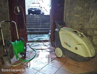 Ripulita la scritta acab dalla chiesa della madonna dell'arco
