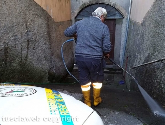 Ripulita la scritta acab dalla chiesa della madonna dell'arco