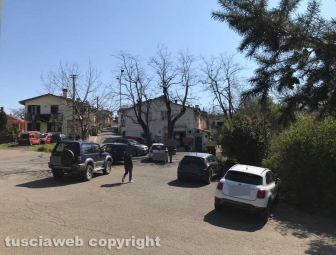 Fila davanti al negozio di alimentari di Tobia