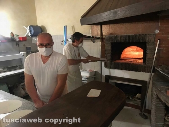 Il forno a legna della pizzeria di Tobia