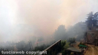 Viterbo - Vastissimo incendio a Sant'Angelo di Roccalvecce, paese evacuato