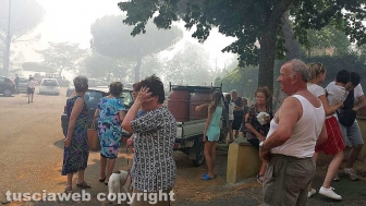 Viterbo - Vastissimo incendio a Sant'Angelo di Roccalvecce, paese evacuato