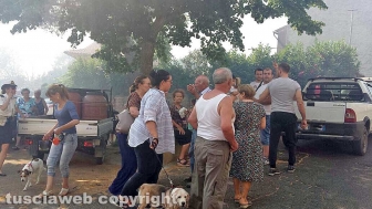 Viterbo - Vastissimo incendio a Sant'Angelo di Roccalvecce, paese evacuato