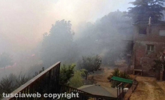 Viterbo - Vastissimo incendio a Sant'Angelo di Roccalvecce, paese evacuato
