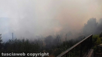 Viterbo - Vastissimo incendio a Sant'Angelo di Roccalvecce, paese evacuato