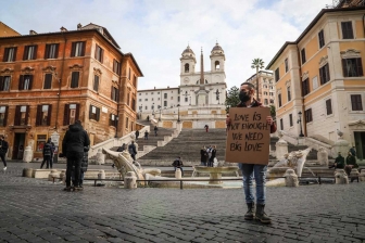 Roma invasa dai cartelli dedicati all'amore
