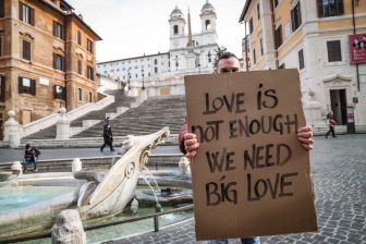 Roma invasa dai cartelli dedicati all'amore