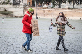 Roma invasa dai cartelli dedicati all'amore