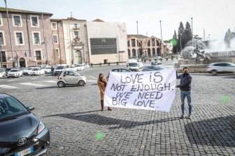 Roma invasa dai cartelli dedicati all'amore